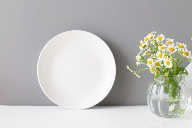 白い皿と白い花