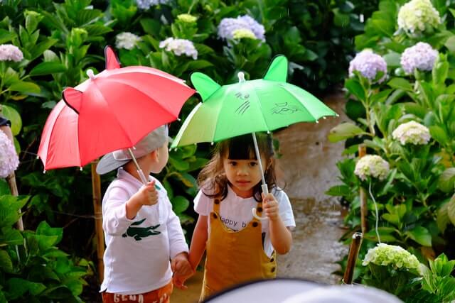 かわいい傘をもつ子ども２人